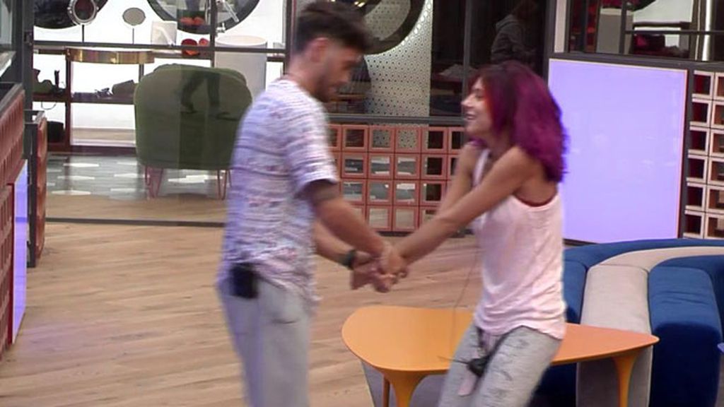 Mientras, Adara y Pol tonteaban en la cama