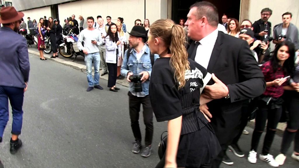 El hombre la agarró en la calle a la salida de un desfile en Milán