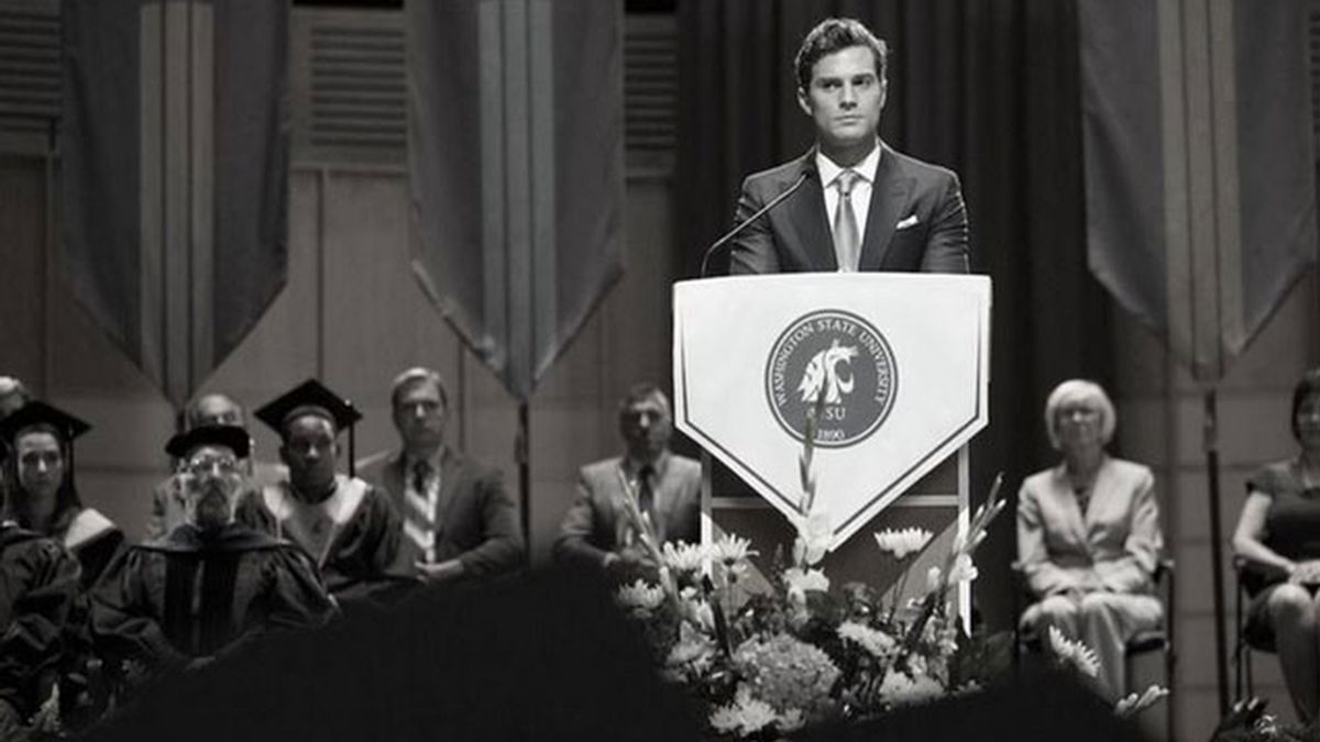 Christian Grey en la graduación de Anastasia