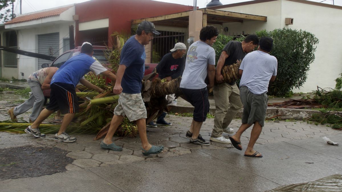 Inician evacuación de turistas en Los Cabos, incomunicado tras huracán 'Odile'