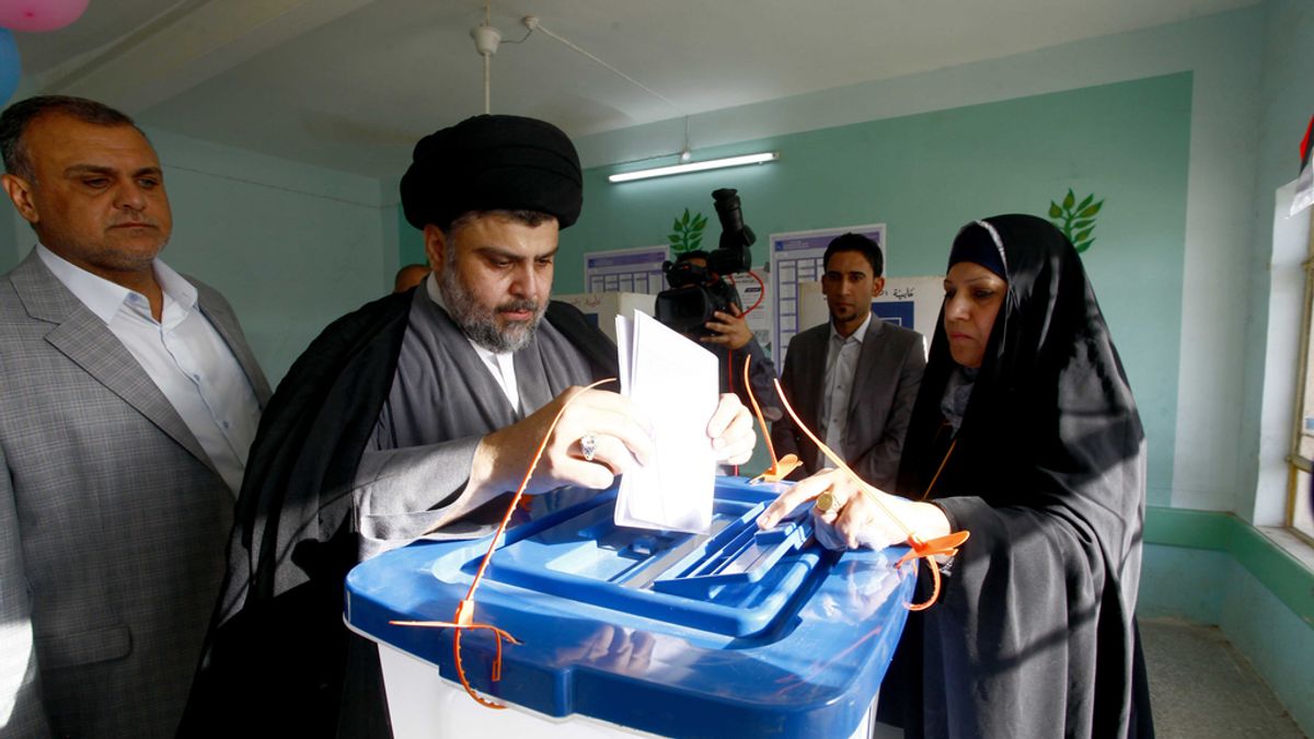 El clérigo chií Muqtada Al Sadr vota en las primeras elecciones en Irak sin la presencia de tropas de EEUU