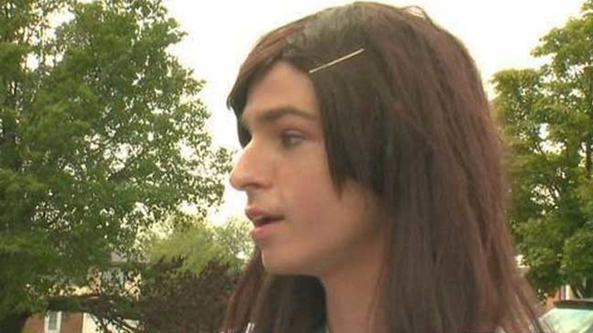 Estudiantes se manifiestan contra una compañera transexual que quiere usar el baño de chicas