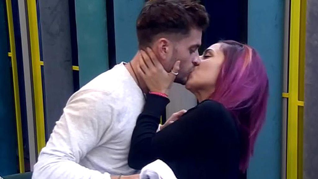 Se besan ante la audiencia, pero se esconden de sus compañeros