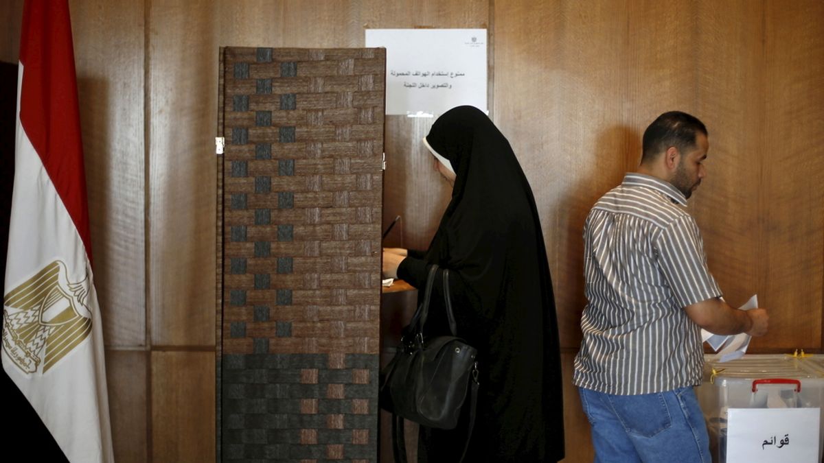Una egipcia votando en la embajada de Amman