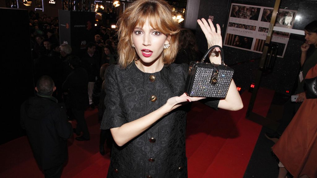 No podíamos dejar de enseñaros el monísimo bolso que Úrsula Corberó llevó al estreno