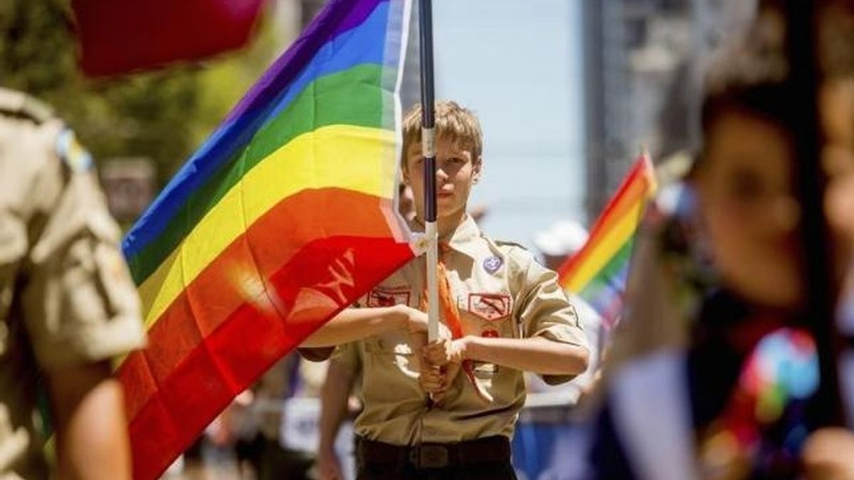 Un Boy Scouts con la bandera gay en California