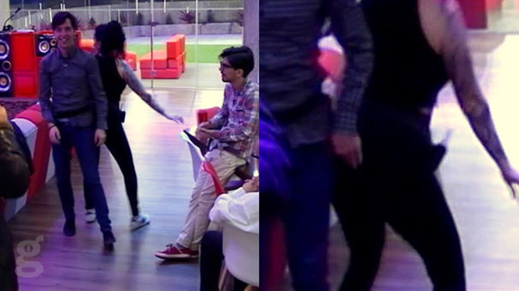 Fran toca el culo a Laura Campos