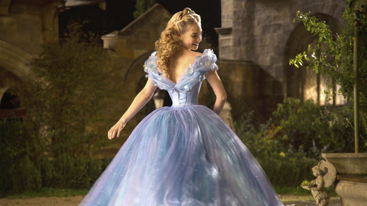 Lily James como la Cenicienta