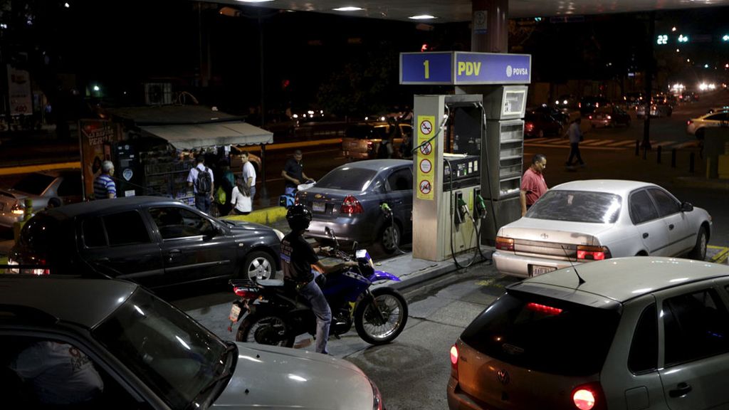 Colas en las gasolineras venezolanas