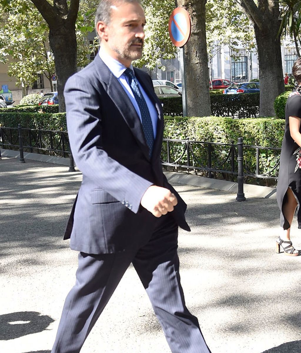 Cayetano Martínez de Irujo presenta a su novia en la boda de su sobrino