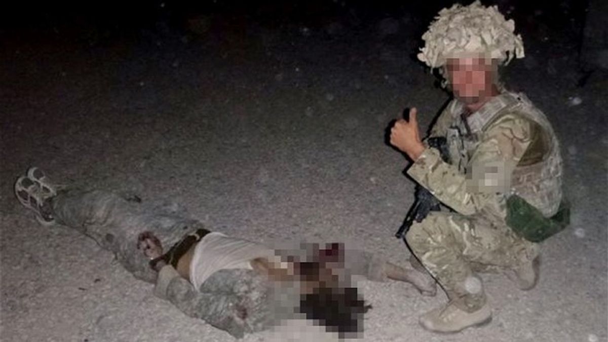Las autoridades británicas investigan unas fotografías de un militar posando junto al cadáver de un talibán