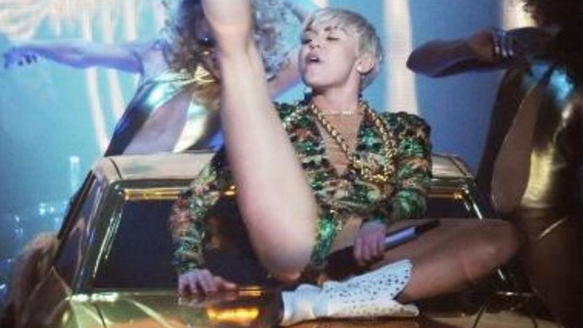 Miley Cyrus intenta cantar con su vagina en pleno concierto
