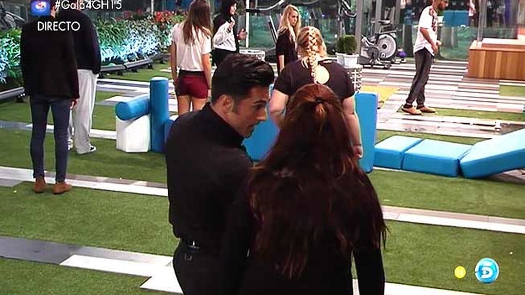 Bustamante se pasea y los concursantes permanecen inmóviles