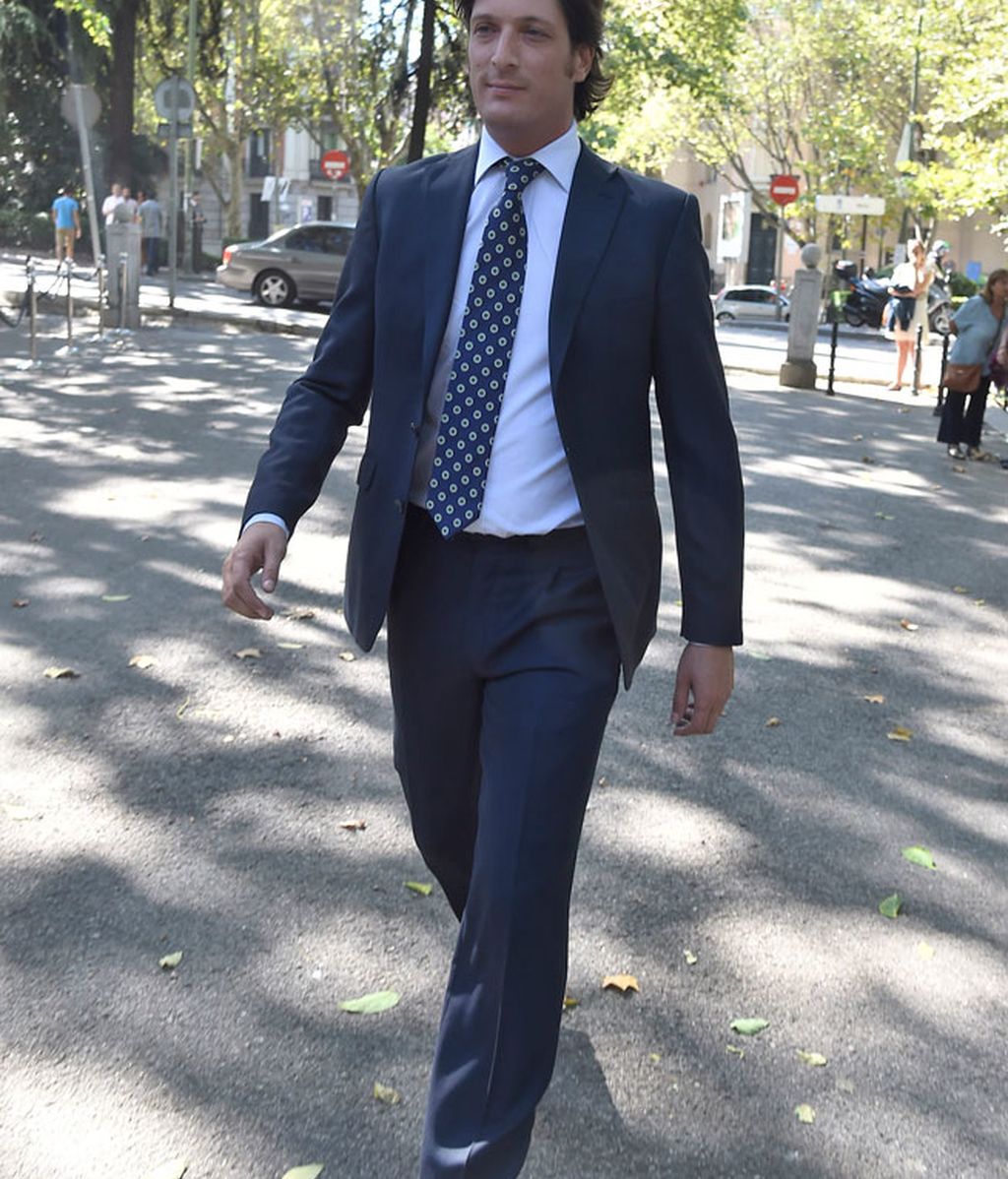 Cayetano Martínez de Irujo presenta a su novia en la boda de su sobrino
