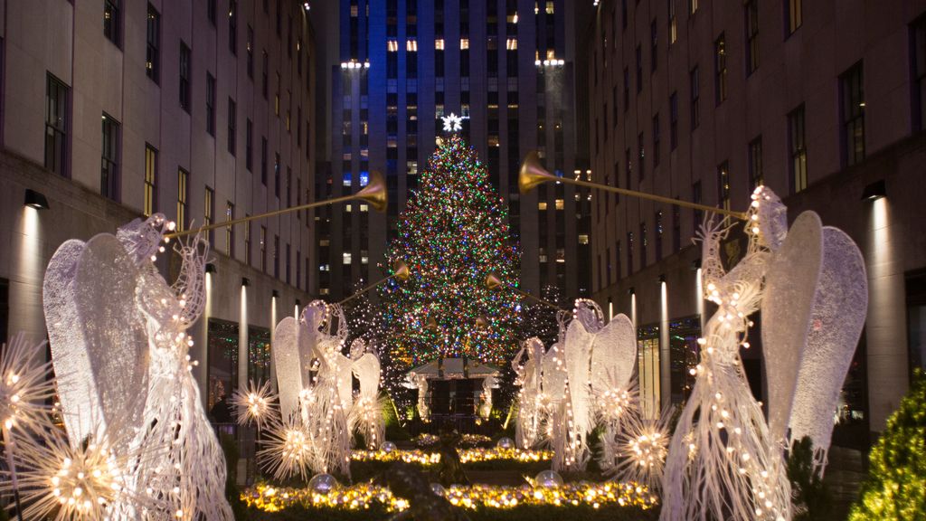 La decoración navideña centra la atención de los viandantes en las calles