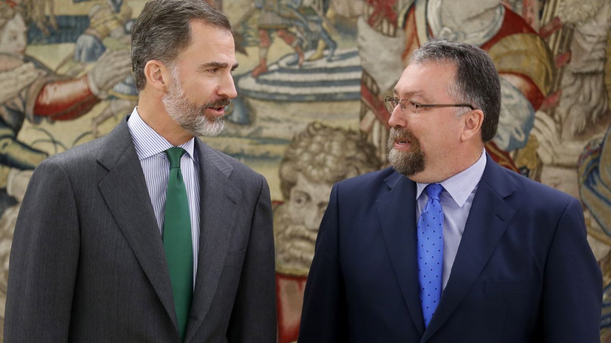 El rey Felipe VI con Isidro Martínez Oblanca, representante de Foro Asturias