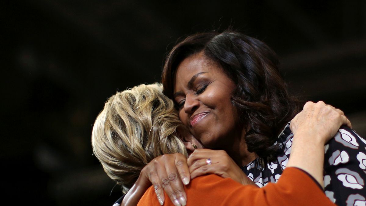 Michelle Obama abraza a Hillary Clinton en un acto de campaña