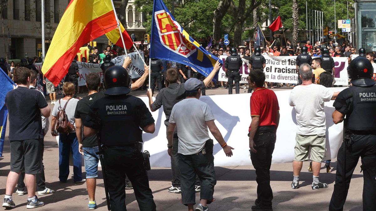 Tensión entre neonazis y antifascistas por la reapertura de una librería precintada en Barcelona