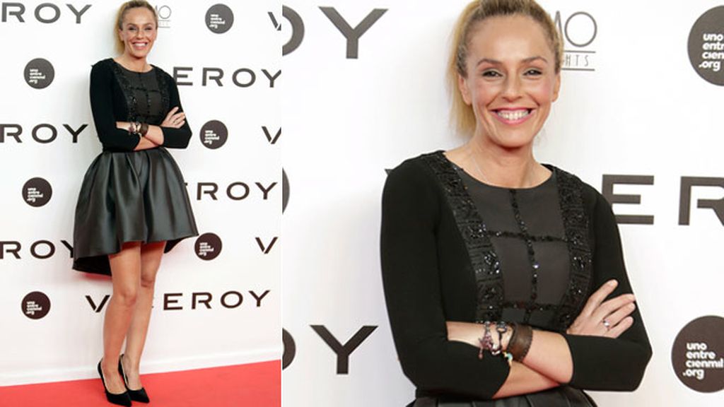 Rocío Carrasco, estrenando alianza, con 'total black look'