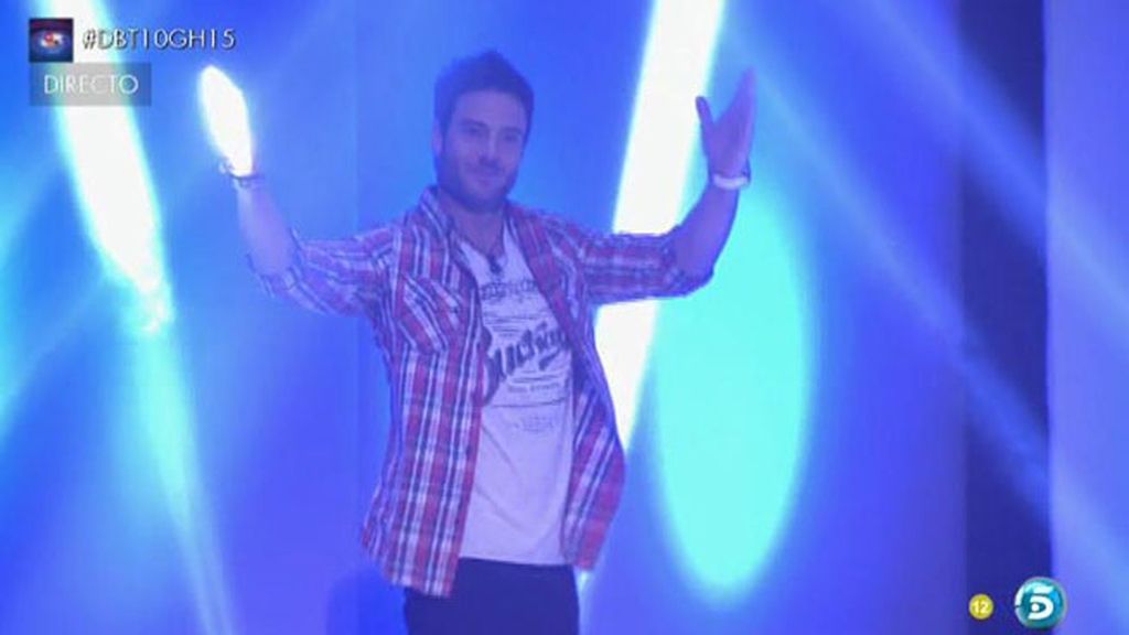 Los finalistas aplauden y piropean a los "modelos"