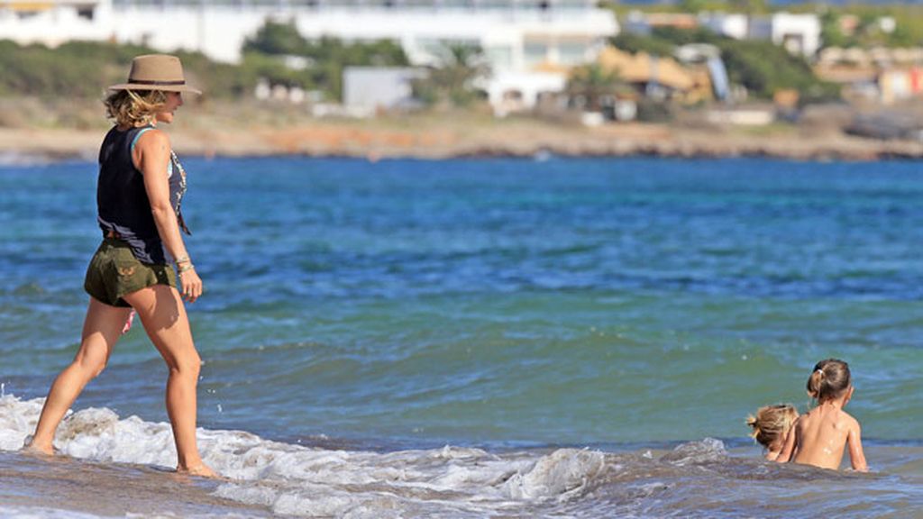 Baños y juegos en familia en el Mediterráneo