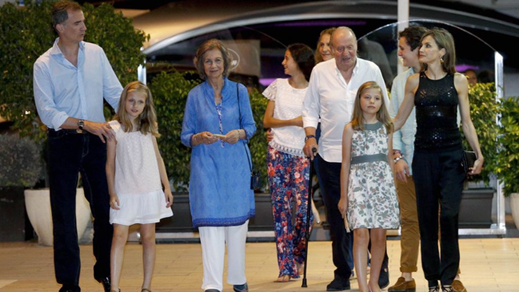 La Familia Real al completo de cena en Mallorca