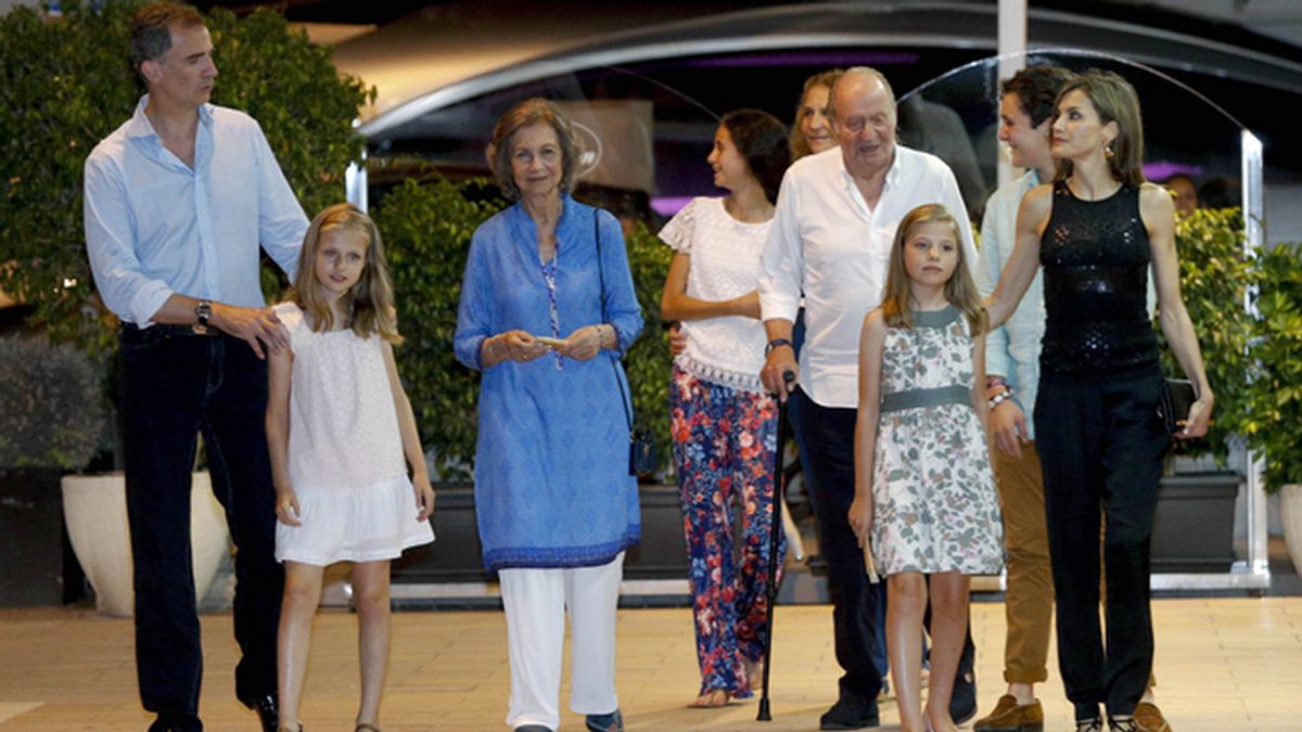 La Familia Real al completo de cena en Mallorca