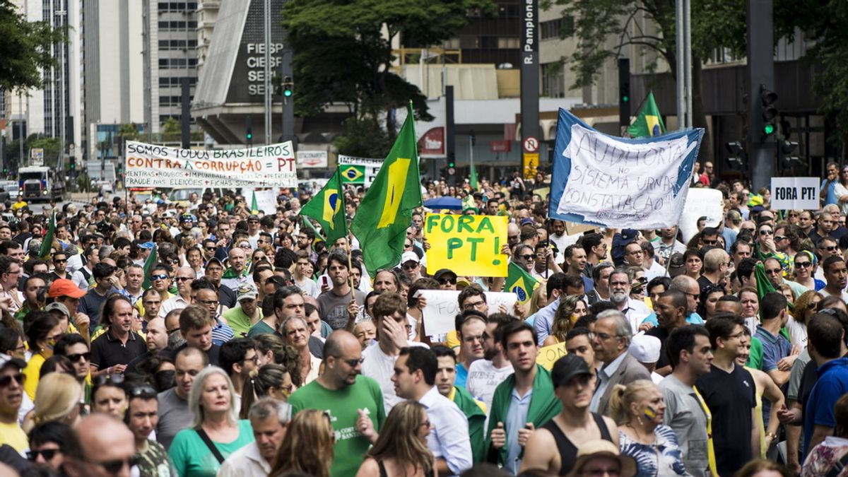 Miles de personas se manifiestan en Sao Paulo contra la reelección de Rousseff