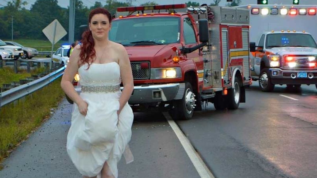 Deja su boda para ayudar en el accidente de coche de sus padres y sus abuelos