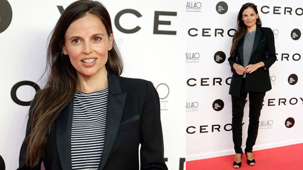 Elena Anaya, con traje y camiseta a rayas