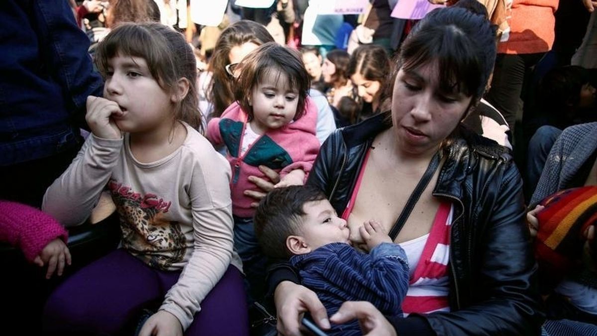 Mujeres amamantan a sus bebés en público en señal de protesta en Argentina