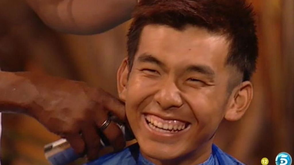 Un experto peluquero de la zona ha sido el encargado del corte de pelo