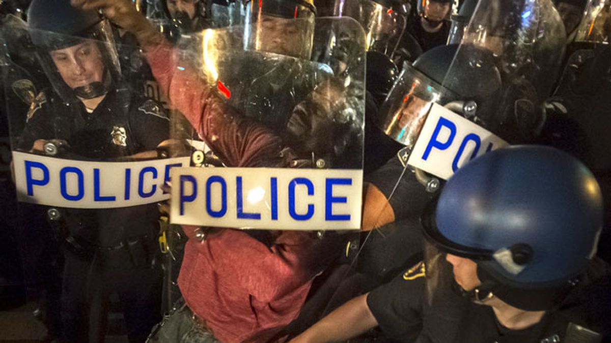 Leves enfrentamientos en Baltimore en protesta contra la violencia policial