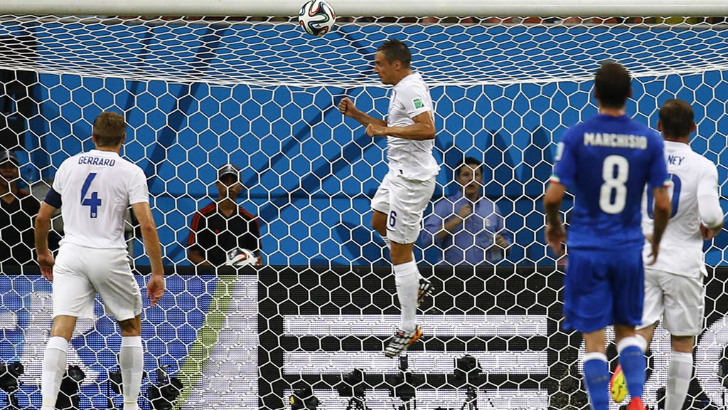 Jagielka le sacó de cabeza a Balotelli lo que pudo ser el gol del Mundial