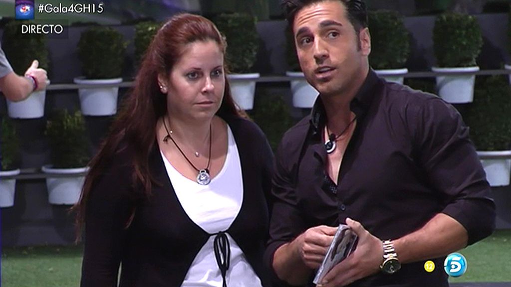 Bustamante se pasea y los concursantes permanecen inmóviles