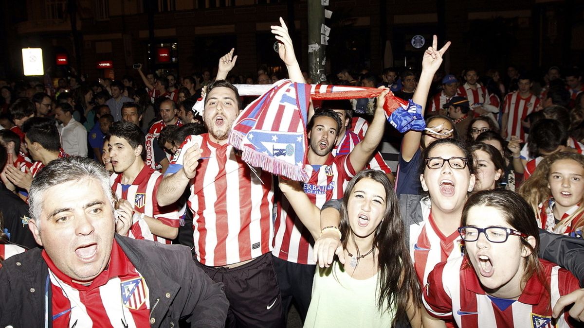 Seguidores del Atlético de Madrid celebran su pase a la final de la Liga de Campeones Foto: EFE