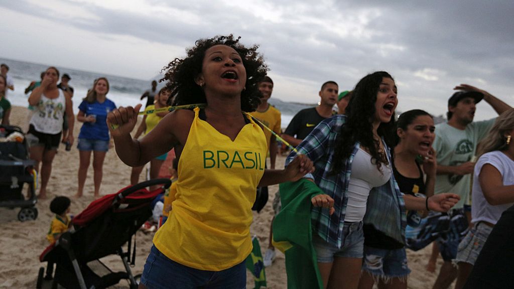 Desde la playa, hasta el club de striptease: Así vive Brasil el Mundial en la calle