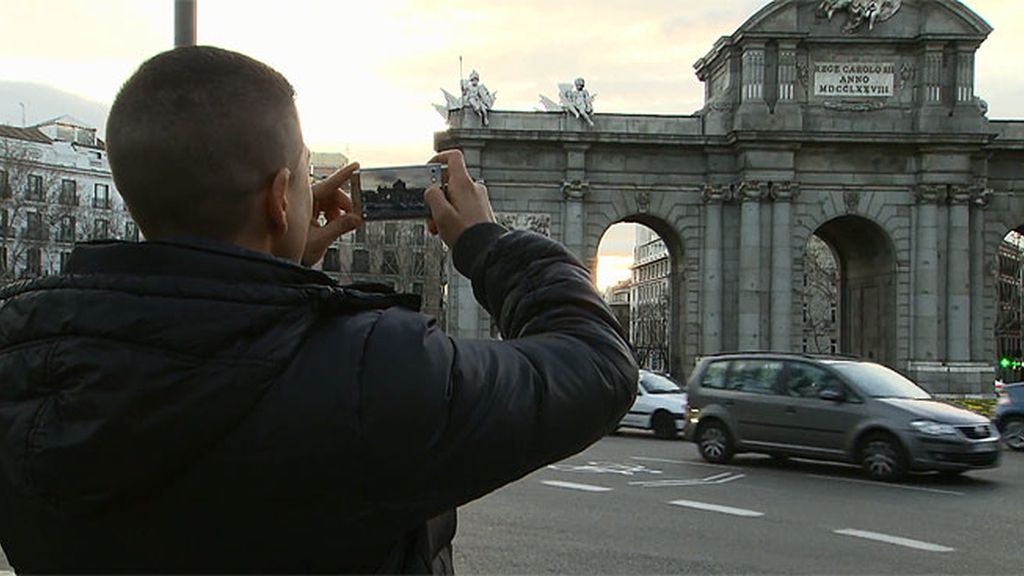 Selfies, abrazos y besos por Madrid