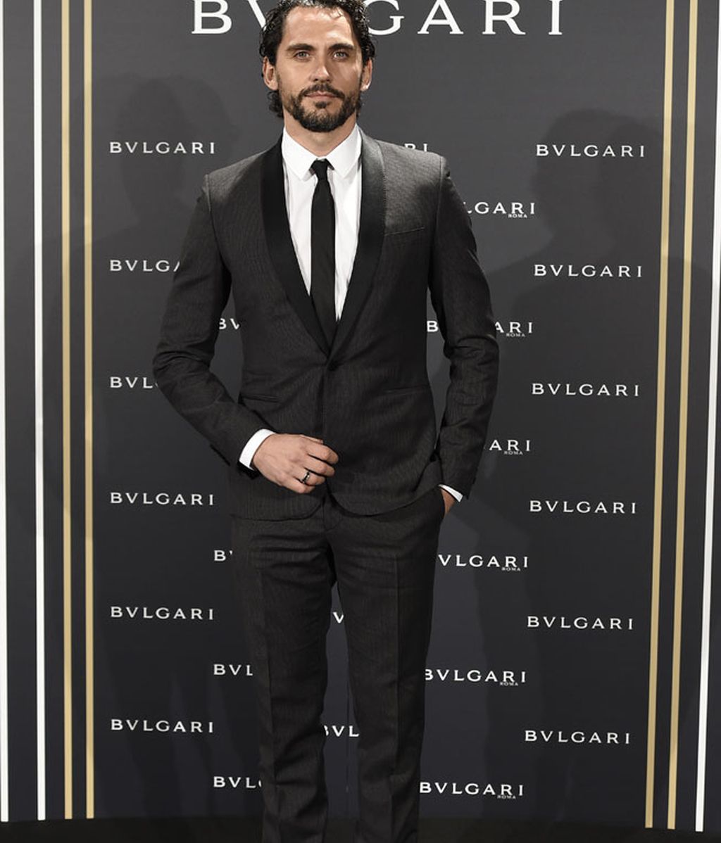 Paco León, traje gris marengo y corbata negra