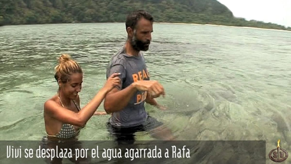 Vivi se desplaza por el agua abrazada a Rafa