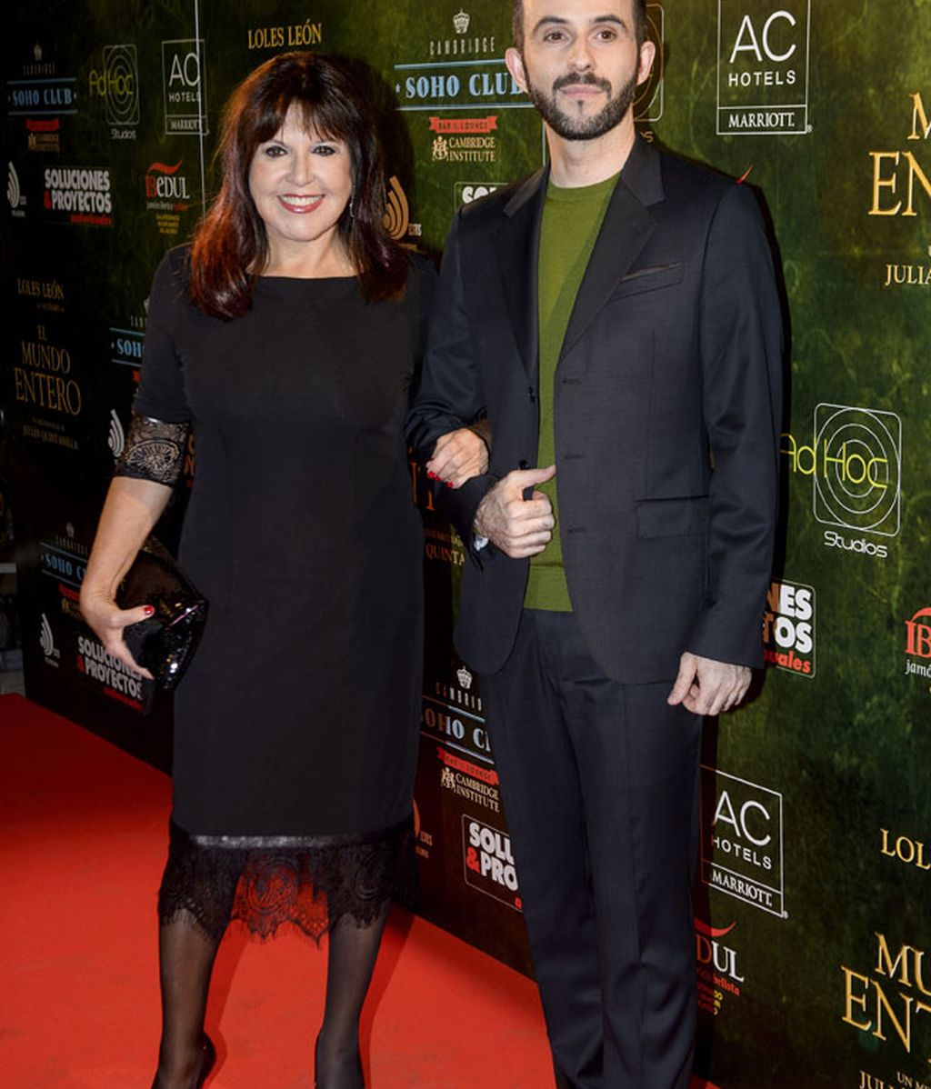Loles León, protagonista de la película, junto al director Julián Quintanilla