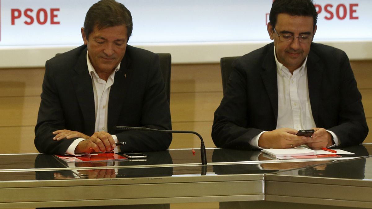Javier Fernández y Mario Jiménez en la reunión de la gestora del PSOE