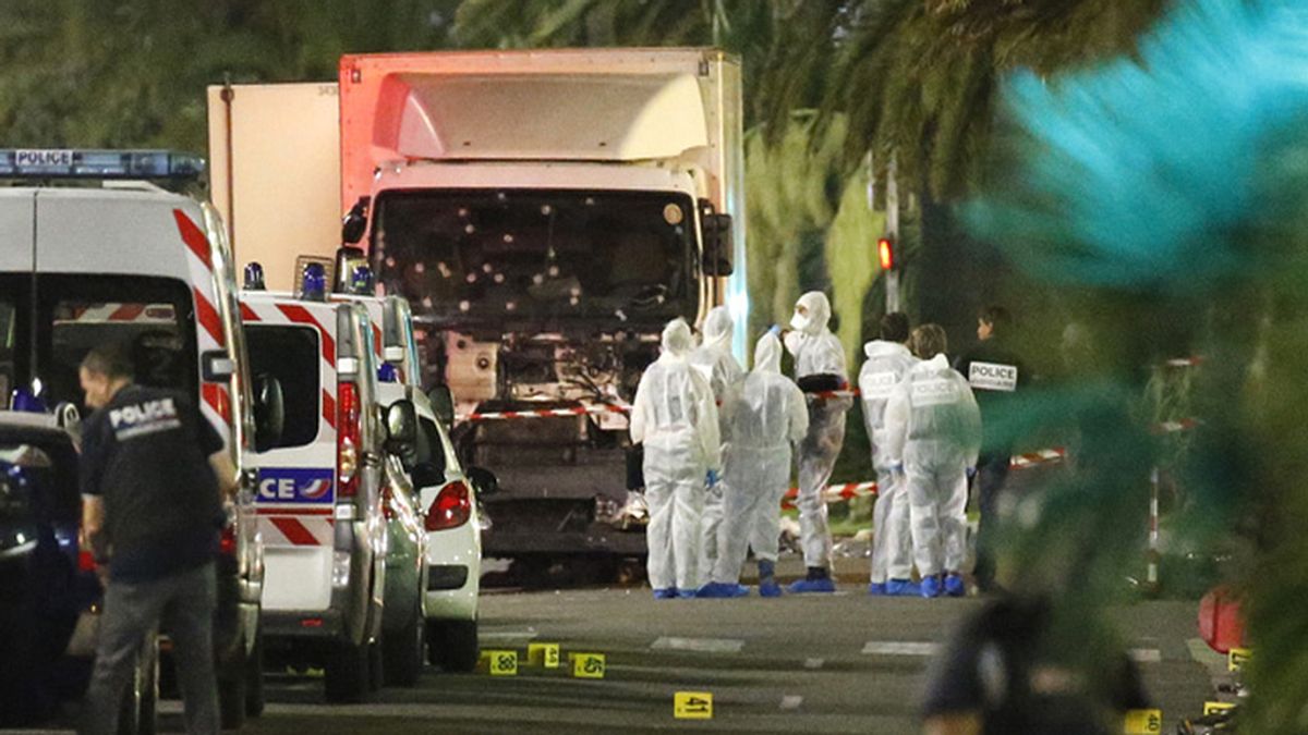 La policía inspecciona el camión que ha arrollado a una multitud en Niza