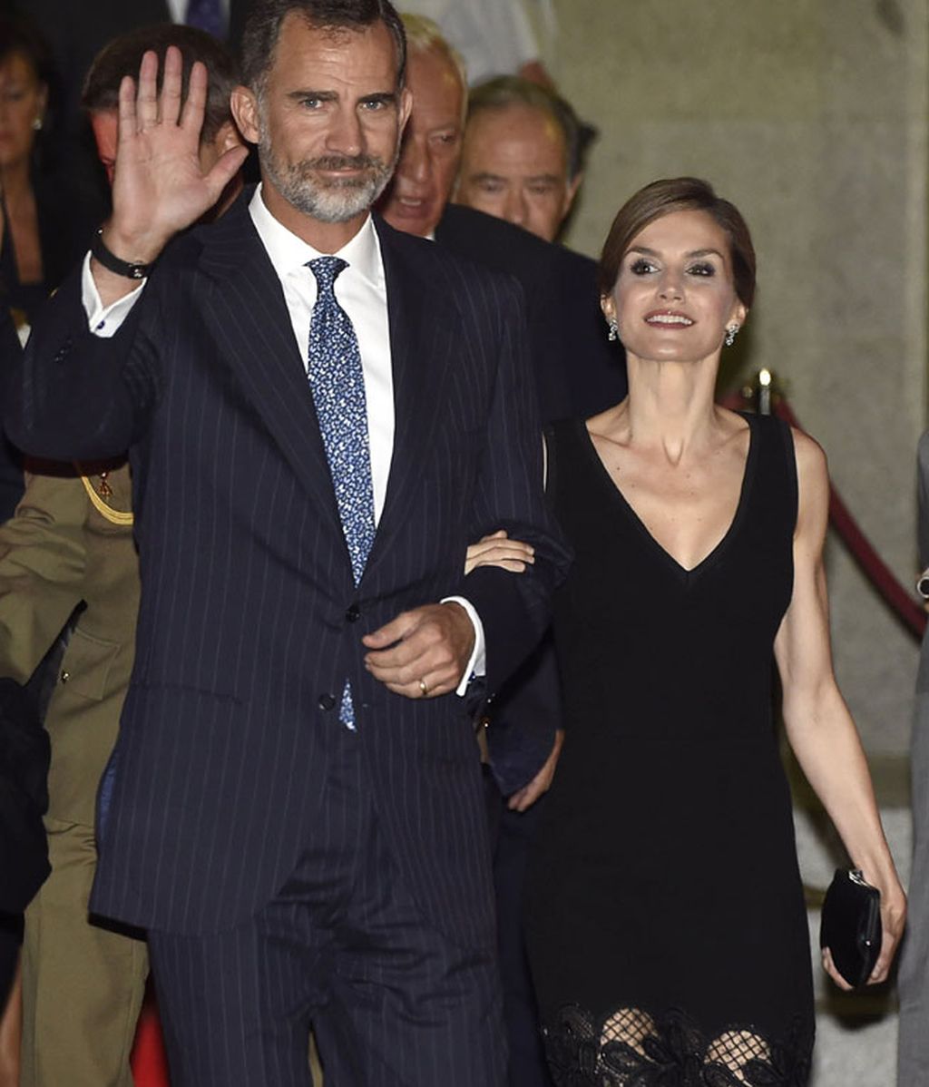 Tras la velada, los Reyes abandonaron el Teatro agarrados