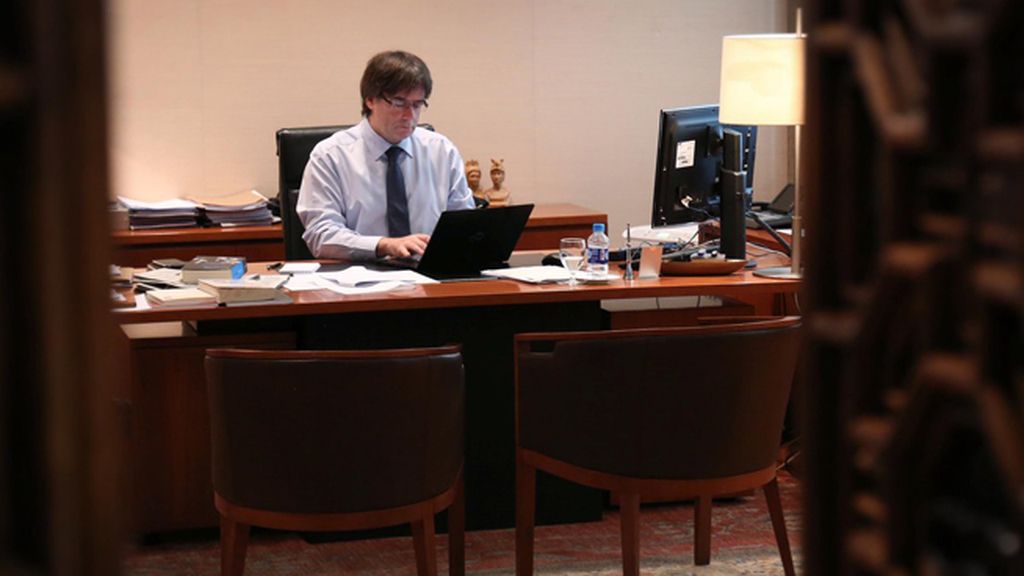 Carles Puigdemont, presidente de la Generalitat de Cataluña, trabajando en su despacho