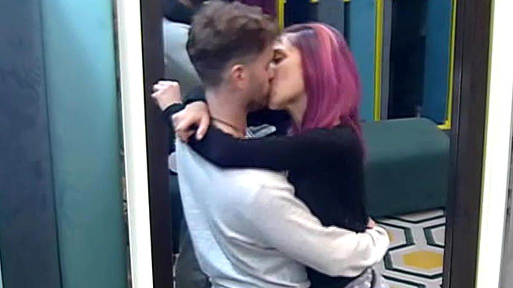 Se besan ante la audiencia, pero se esconden de sus compañeros