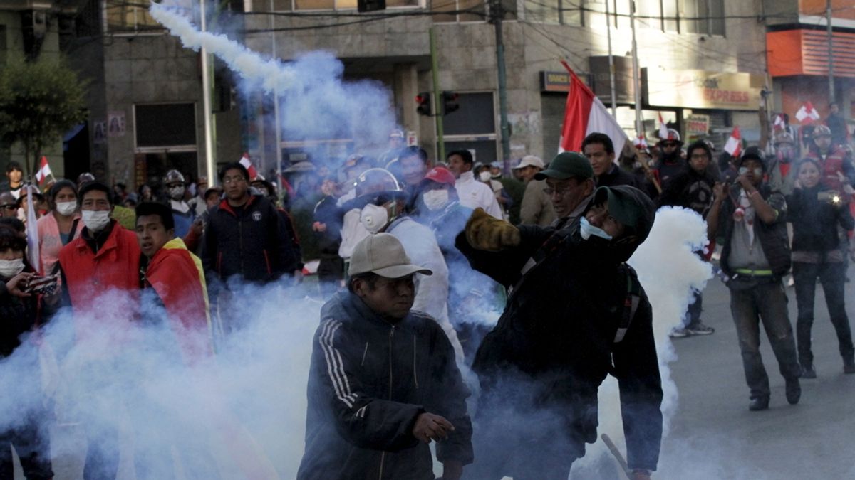 La Policía emplea gas lacrimógeno en una protesta minera en Potosí