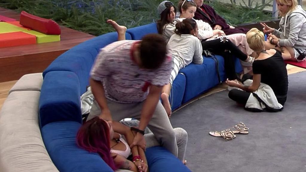 Mientras, Adara y Pol tonteaban en la cama