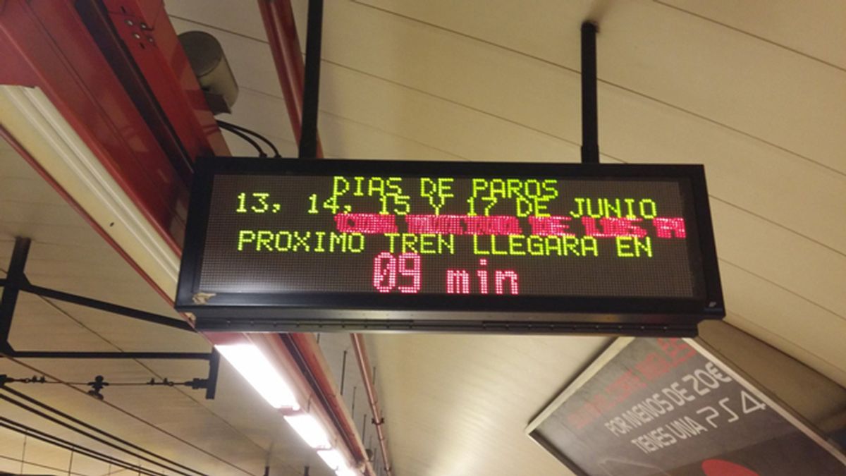 Imagen de un panel anunciado los paros en el Metro de Madrid