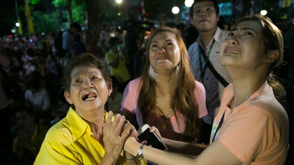 Los tailandeses lloran la muerte de Bhumibol, su rey durante 70 años.